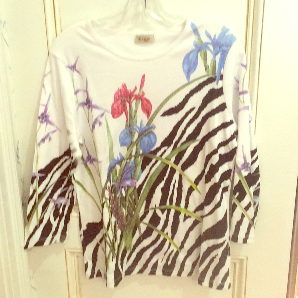 Printed 3/4 sleeve cotton blend tunic.